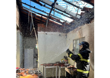 Casa pega fogo durante troca de botijão de gás