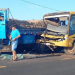 Ônibus escolar tem frente destruída em acidente com caminhão em Areia Branca