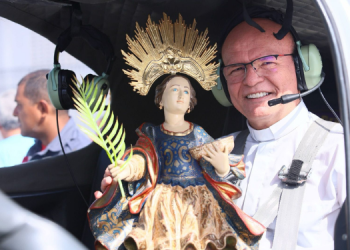 Imagem de Santa Luzia sobrevoa Mossoró na Revoada da Luz