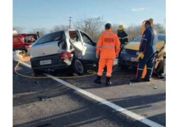 Motorista fica preso às ferragens após colisão entre quatro veículos na BR-304 
