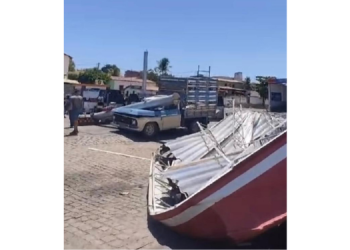 Cobertura de posto desaba durante ventania em Jucurutu