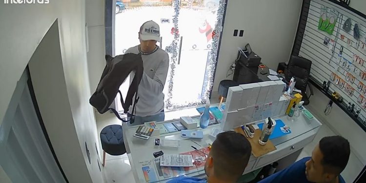 Vídeo: criminosos rendem dono e realizam arrastão em loja de celulares