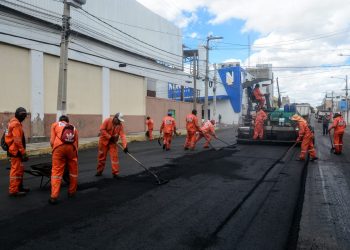 Avenida Leste-Oeste passa por obras de recapeamento asfáltico
