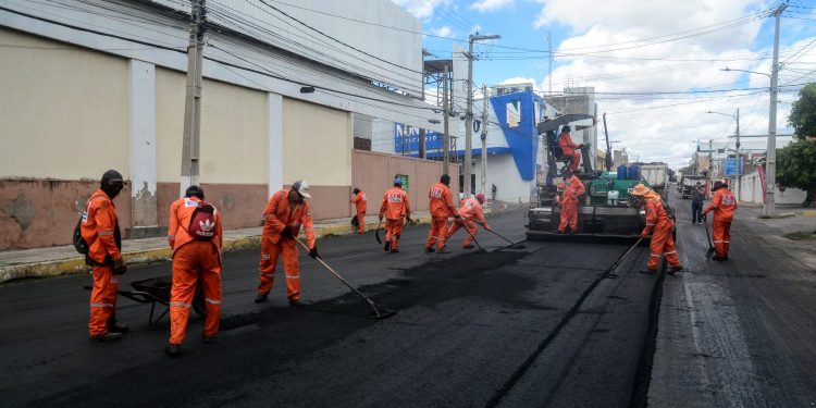 Avenida Leste-Oeste passa por obras de recapeamento asfáltico