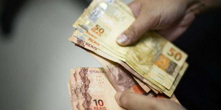 Novo salário mínimo de R$ 1.412 entra em vigor