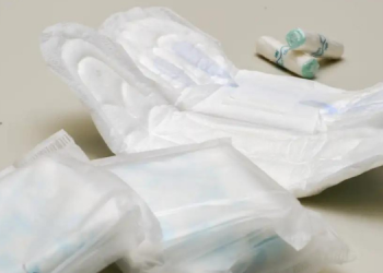 Distribuição de absorventes gratuita: pessoas sem celular podem solicitar apoio dos CRAS