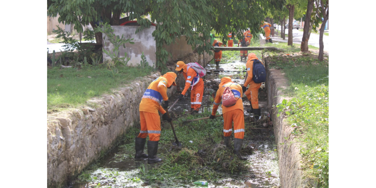 Canal de esgoto do Bairro Vingt Rosado em Mossoró passa por limpeza após denúncia