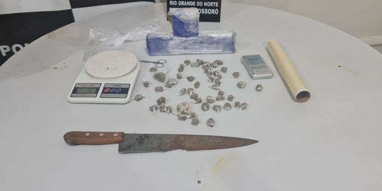 Polícia apreende drogas durante operação no Bairro Dom Jaime Câmara em Mossoró