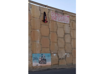 Polícia retira boneco e faixa de torcida organizada em viaduto de Mossoró