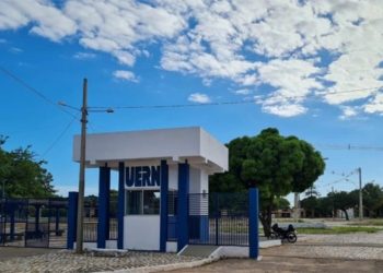 Uern lança editais de Concurso Público para professores e técnicos-administrativos