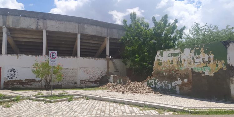 Muro que desabou não é do Nogueirão, diz Secretaria de Esporte