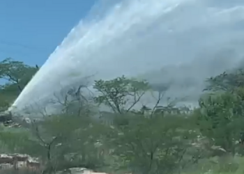 Caern trabalha para religar adutora Sertão Central que sofreu vazamento no domingo (25) 