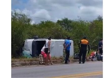 Van que transportava pacientes de Areia Branca tomba na BR-304; veja vídeo