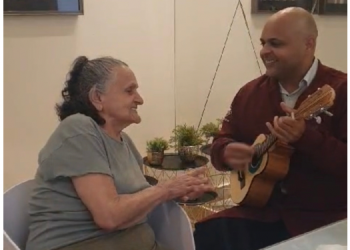 Médico aposta em musicoterapia para atender pacientes idosos