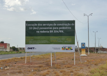 Dnit fixa placas na BR-304 para início de obras das passarelas em Mossoró