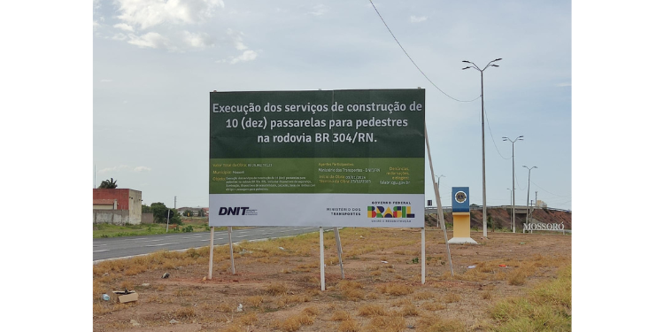 Dnit fixa placas na BR-304 para início de obras das passarelas em Mossoró