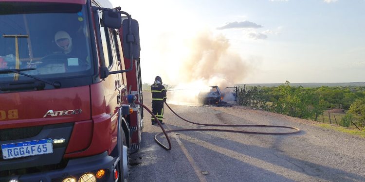 Carro pega fogo em Apodi nesse domingo (11)