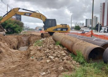 Instalação de tubos da Adutora Apodi/Mossoró ocorre às margens da BR-304