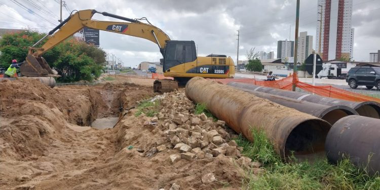 Instalação de tubos da Adutora Apodi/Mossoró ocorre às margens da BR-304