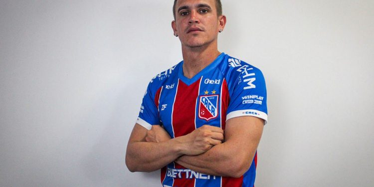 Baraúnas anuncia contratação do volante Léo Garcia