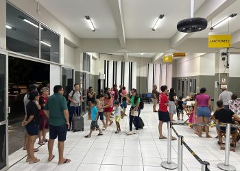 Passageiros e familiares relatam atrasos e ausência de informações sobre voos