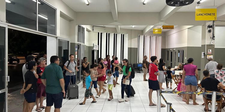 Passageiros e familiares relatam atrasos e ausência de informações sobre voos