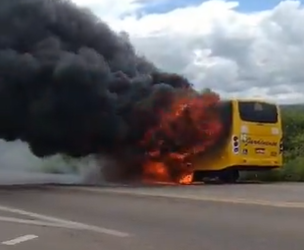 Ônibus da Jardinense pega fogo após pane elétrica