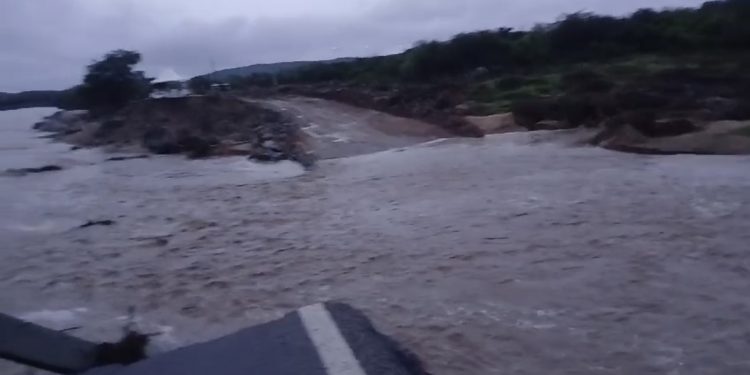 Obra do desvio é inundada com aumento do nível do rio na BR 304