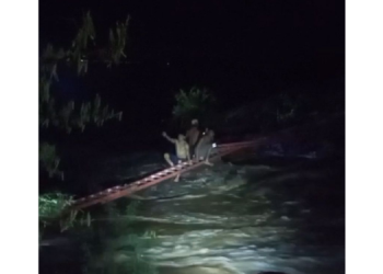 Adolescentes são resgatados após ficarem ilhados em Lajes; veja vídeo   