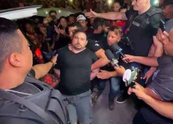 Veja o momento da chegada do suspeito de assassinar a psicóloga em Assú 