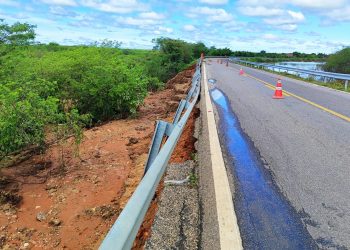 Trecho da BR-405 sentido Apodi/Mossoró tem interdição por causa de erosão na rodovia