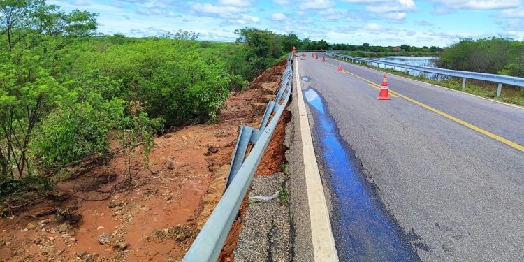 Trecho da BR-405 sentido Apodi/Mossoró tem interdição por causa de erosão na rodovia