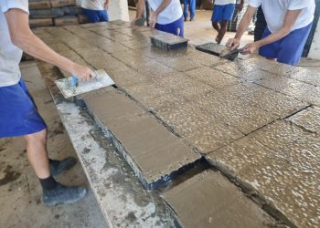 Internos de Alcaçuz iniciam fabricação de piso intertravado