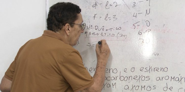 Professor de 81 anos sai da aposentadoria e volta à sala de aula movido pelo amor à educação