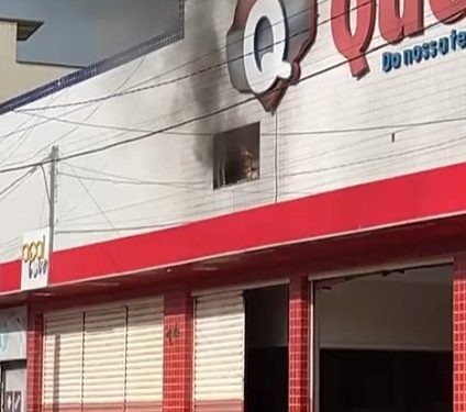 Incêndio atinge parte superior de supermercado em Baraúna
