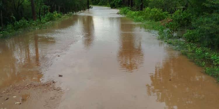 Moradores da comunidade Curral de Baixo estão ilhados após chuvas