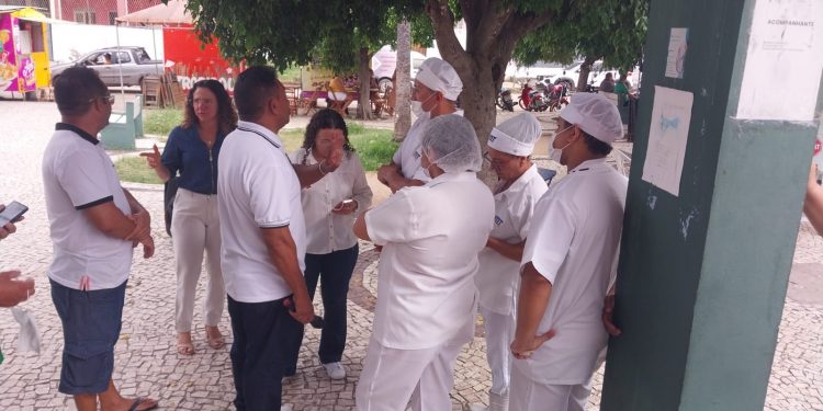 Trabalhadores da JMT Service fazem protesto em frente ao Tarcísio Maia