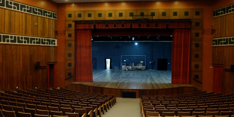 Regimento do Teatro Dix-huit proíbe cessão para eventos esportivos e religiosos