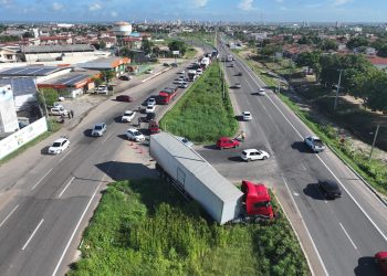 Carreta derruba poste e invade canteiro na BR 304