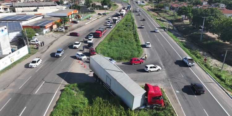 Carreta derruba poste e invade canteiro na BR 304