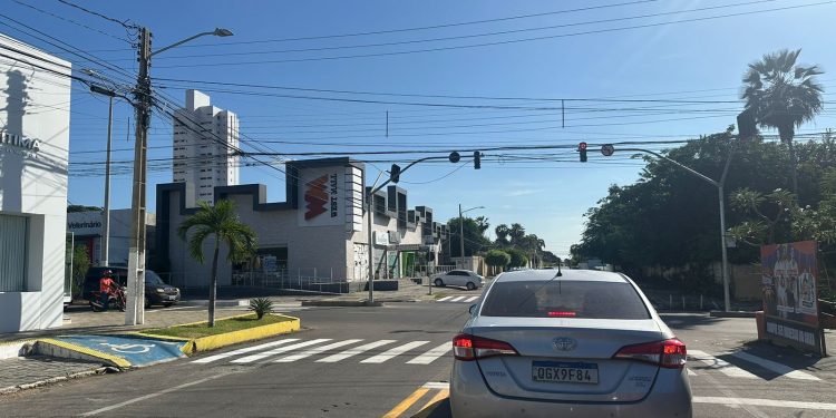 Semáforo na Avenida João da Escóssia começa a funcionar