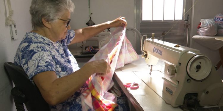 Costureira aumenta produção em 80% com encomendas para o período junino