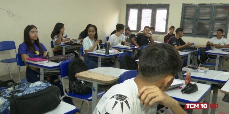 Estudantes de escola estadual denunciam falta de professores na reta final do Ensino Médio