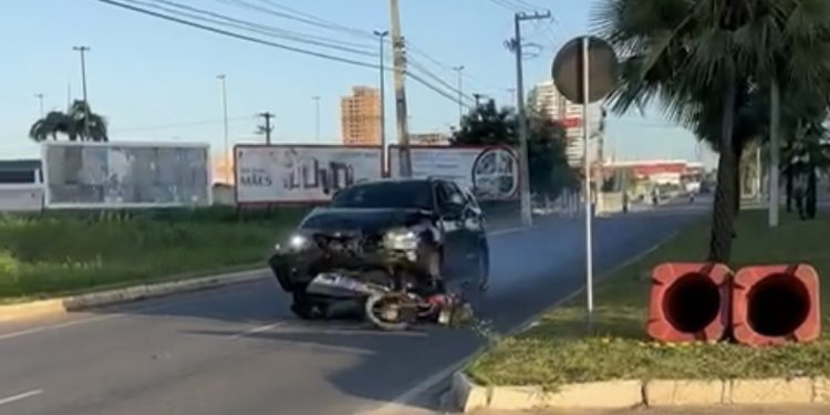 Homem atropela suspeito de furto na Avenida João da Escóssia