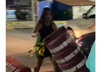 Mulher invade faixa e retira cones em área interditada para pedestres e ciclistas