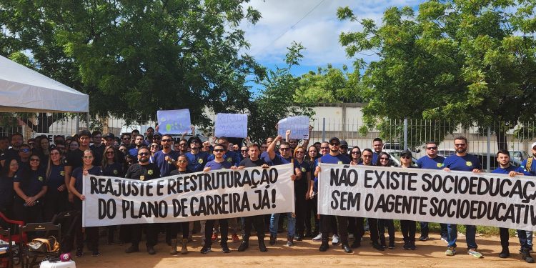 Servidores da Fundase paralisam atividades e protestam em Mossoró