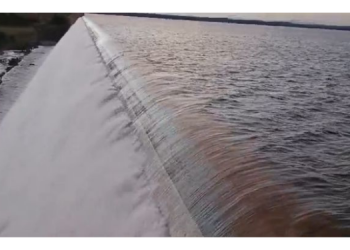 Barragem de Umari sangra na manhã desta segunda-feira (20)