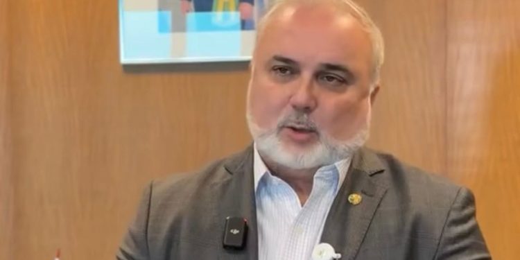 “Fizemos a diferença”, diz Prates em vídeo após saída da Petrobras