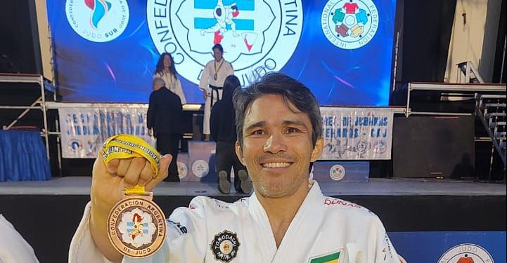 Raphael Keisuke conquista bronze no Sul-Americano Veterano de Judô