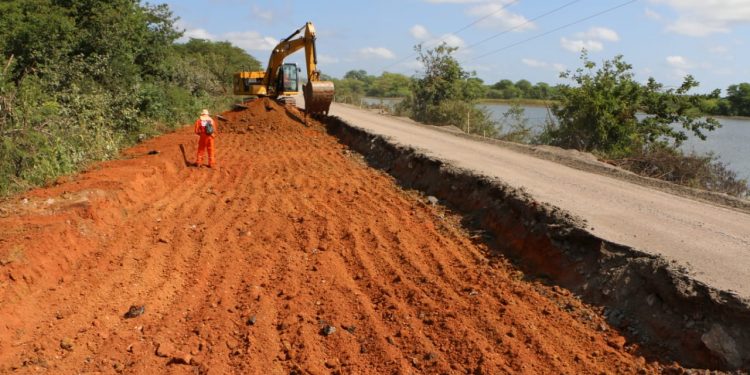 Obras de recuperação da RN-015 avançam em trecho crítico entre Mossoró e Baraúna